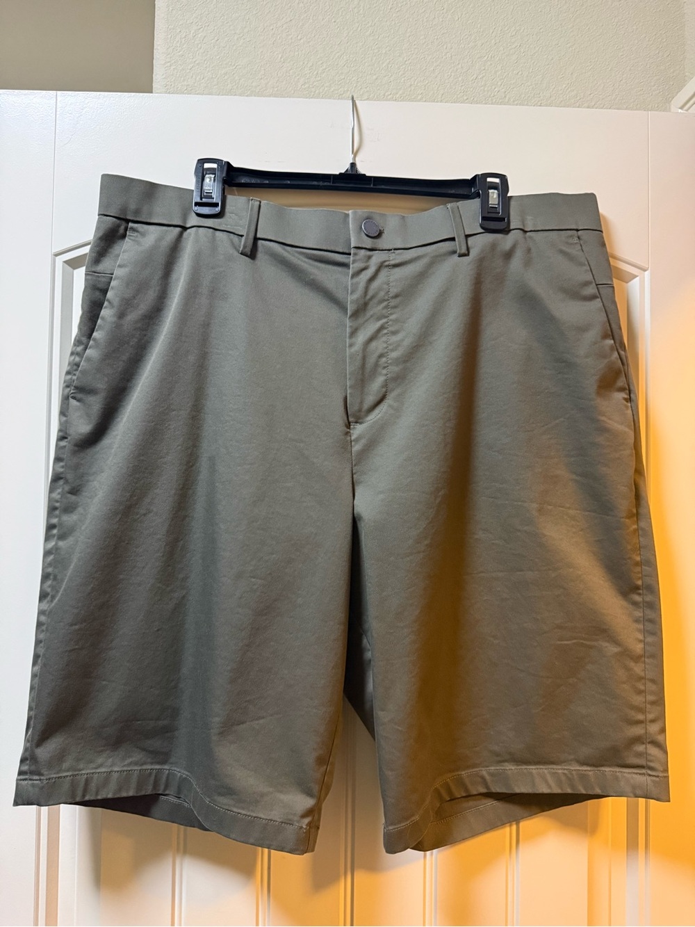 Banana Republic Men's Olive Green Flat-Front Shorts